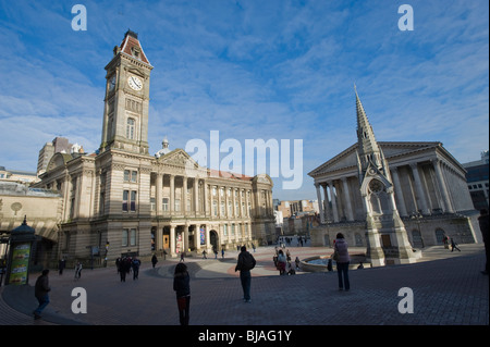 Chamberlain Square, Birmingham, Angleterre, Royaume-Uni. Montrant Le Chamberlain Memorial Fountain, le Birmingham Museum and Art Gallery. Banque D'Images