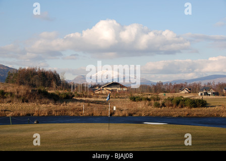 Golf Club Carrick sur le Loch Lomond avec couverts de neige Ben Lomond montagne en arrière-plan Dumbartonshire Ecosse Royaume-Uni UK Banque D'Images