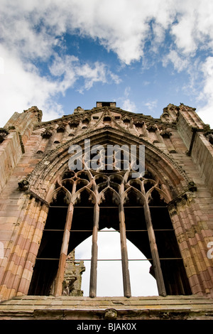 Fenêtre richement décoré à la ruine de la 12e siècle abbaye de Melrose dans les Scottish Borders Banque D'Images