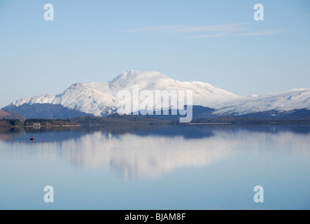 Reflets de la montagne Ben Lomond couvertes de neige dans l'eau du Loch Lomond Dumbartonshire Ecosse Royaume-Uni UK Banque D'Images