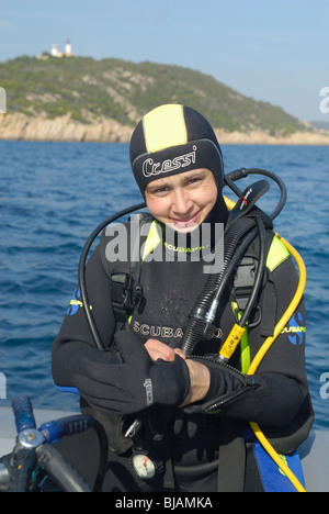 Un plongeur prêt à plonger dans la mer Méditerranée Banque D'Images