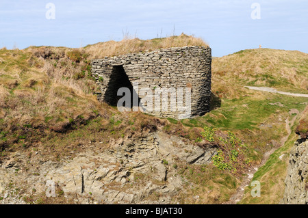Ancien four à chaux près de Gwbert sur mer sur le sentier littoral Ceredigion Pays de Galles Cymru UK GO Banque D'Images
