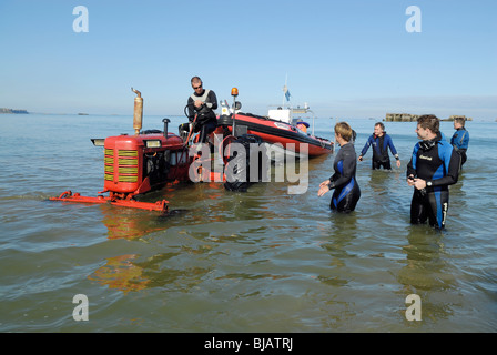 Tracteur agricole tirant d'un bateau de plongée, Normandie, France Banque D'Images