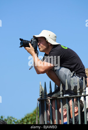 Les photographes prennent souvent de grands risques pour obtenir le bon angle sur leur sujet ... Banque D'Images