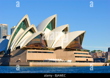 Ciel bleu au-dessus du toit de l'Opéra de Sydney, vue du port de Sydney Banque D'Images