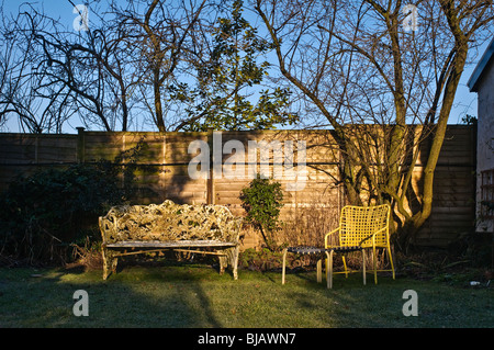 Un banc de jardin et de son siège au soleil d'hiver. Banque D'Images