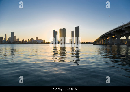Ville de Miami à la recherche à la MacArthur Causeway au coucher du soleil Banque D'Images