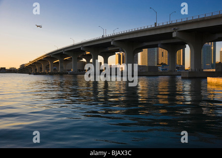 Ville de Miami à la recherche à la MacArthur Causeway au coucher du soleil Banque D'Images