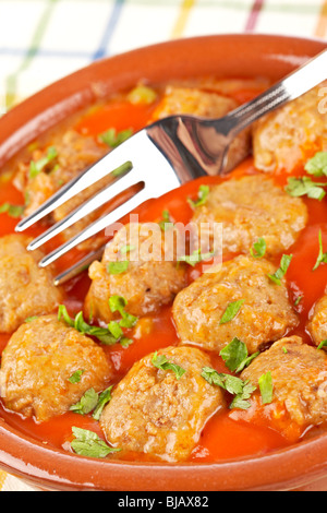 Boulettes de viande fraîche à la sauce tomate avec des petits pois sur cirée Banque D'Images