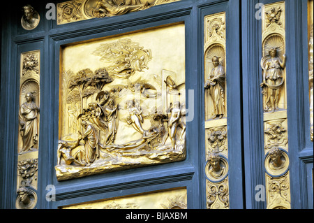 Le Baptistère des portes, Florence, Italie, détiennent maintenant ces copies de Ghiberti's 15e C Portes du Paradis des panneaux de bronze de l'Ancien Testament Banque D'Images
