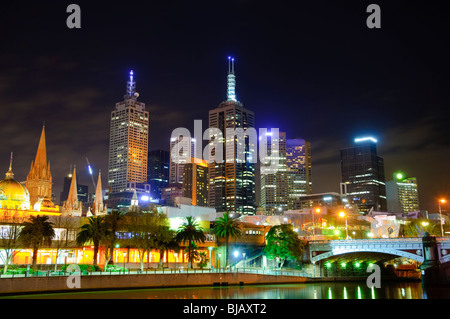 Le centre-ville de Melbourne skyline at night : la vue à Princes Bridge et de la CDB Banque D'Images