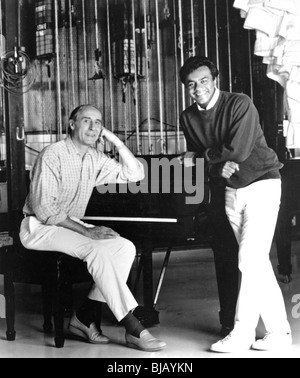 HENRY MANCINI - US light compositeur de la musique (1924-1994) à gauche avec Johnny Mathis qui a fait sa chanson Moon River un hit Banque D'Images