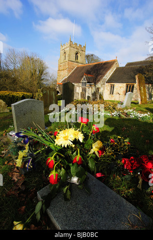 Des fleurs sur une tombe dans un cimetière Banque D'Images