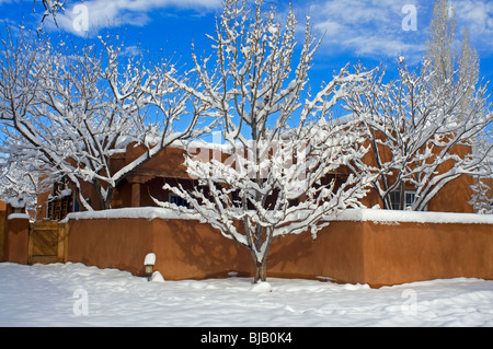 Maison de style adobe en hiver dans la région de Santa Fe New Mexico Banque D'Images