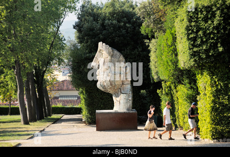 Tindaro Screpolato. Tête sculptée moderne par l'artiste Igor Mitoraj dans les jardins de Boboli, Florence, Italie Banque D'Images