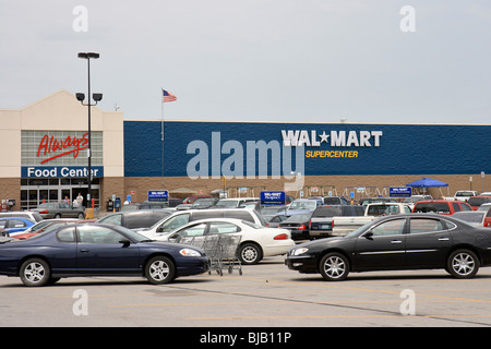 Parking en face de la direction de Walmart Supercenter, Phillipsburg, USA Banque D'Images