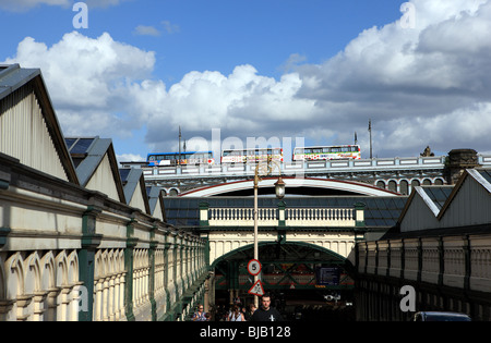 Entrée de la gare de Waverley à Édimbourg avec les bus au-dessus et derrière le roi George IV bridge Banque D'Images
