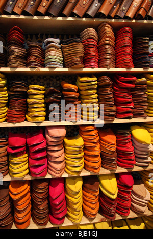 Des piles de marchandises en cuir coloré dans une tannerie à Fez, Maroc Banque D'Images