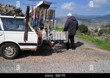 Israël, Hauteurs du Golan, de la Sarre et de la chute d'eau, réserve naturelle de l'homme vend des babioles druses depuis le coffre de sa voiture Banque D'Images