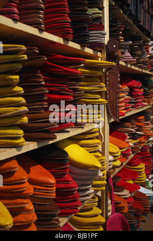 Des piles de marchandises en cuir coloré dans une tannerie à Fez, Maroc Banque D'Images