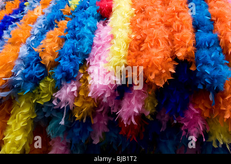 Feather boas hanging colorés. Banque D'Images