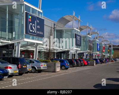 Commerces et Parking à Giltbrook Retail Park près de Nottingham en Angleterre UK avec des négociants d'éminents Banque D'Images