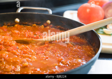 Préparation de la sauce tomate sur un pan en cuisine. Banque D'Images