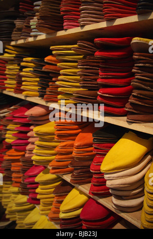 Des piles de marchandises en cuir coloré dans une tannerie à Fez, Maroc Banque D'Images