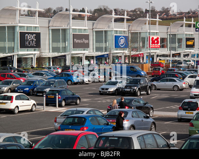 Commerces et Parking à Giltbrook Retail Park près de Nottingham en Angleterre UK avec des négociants d'éminents Banque D'Images