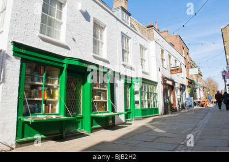 Hampstead , , Londres , jaugée à pied , piéton mews avec Keith Fawkes percevable vieux & boutique livre ancien en premier plan Banque D'Images