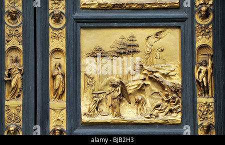 Le Baptistère des portes, Florence, Italie, détiennent maintenant ces copies de Ghiberti's 15e C Portes du Paradis des panneaux de bronze de l'Ancien Testament Banque D'Images