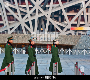 3 policiers gardant l'entrée du stade national d'Nest-Beijing, Beijing, Chine Banque D'Images