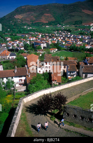 Maisons Maisons paysage de montagne des Pyrénées dans le Pays Basque français, dans la ville de Saint-Jean-Pied-de-Port France Banque D'Images