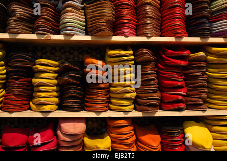 Des piles de marchandises en cuir coloré dans une tannerie à Fez, Maroc Banque D'Images