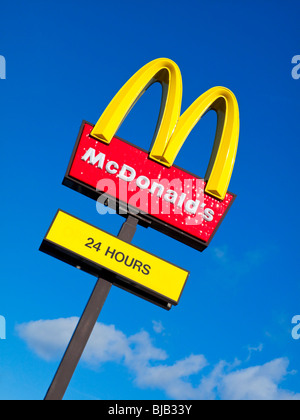 McDonald's sign photographié contre un ciel bleu Banque D'Images