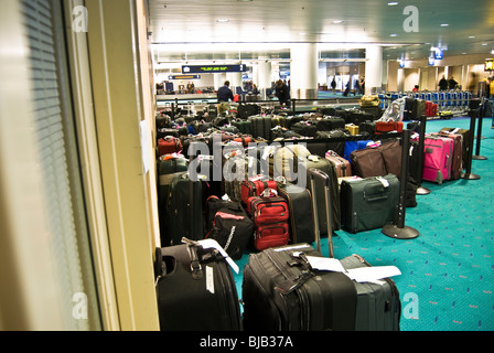 Assurance à la récupération des bagages de l'aéroport attendent des passagers d'arriver Banque D'Images