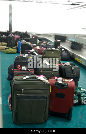 Assurance à la récupération des bagages de l'aéroport attendent des passagers d'arriver Banque D'Images