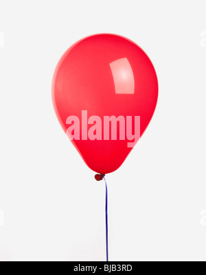 Ballon rouge avec coupe-ruban sur fond blanc Banque D'Images