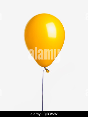 Ballon jaune avec ruban sur fond blanc Banque D'Images