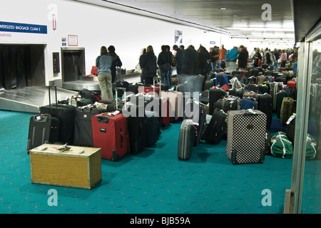 Assurance à la récupération des bagages de l'aéroport attendent des passagers d'arriver Banque D'Images