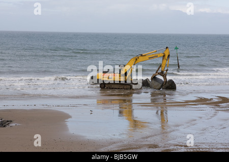 Déménagement roches sur la plage, tywyn Banque D'Images