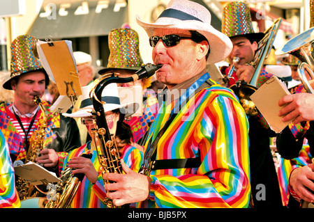 Le Portugal, l'Algarve. Big Band portugais au cours de défilé de carnaval à Loulé Banque D'Images