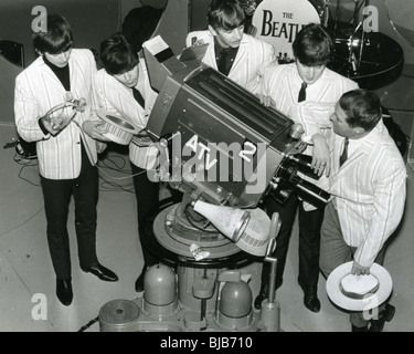 BEATLES sur UK TV Morecame et sage Show vers 1964 avec Ernie Wise à droite Banque D'Images