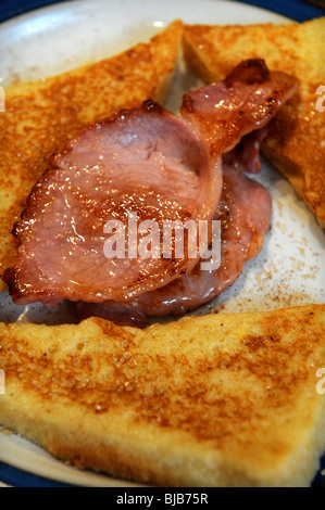 Le lard avec du pain perdu pour le petit déjeuner à un bed and breakfast guesthouse UK Banque D'Images