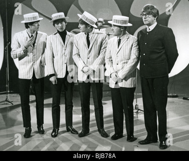 BEATLES sur UK TV Morcame et sage Show vers 1964 avec Eric Morcame habillés dans le style ancien costume Beatles Banque D'Images