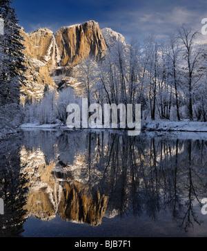 Arbres couverts de neige et de Yosemite et le point de chute supérieur reflète dans la Merced river en hiver yosemite national park california usa Banque D'Images