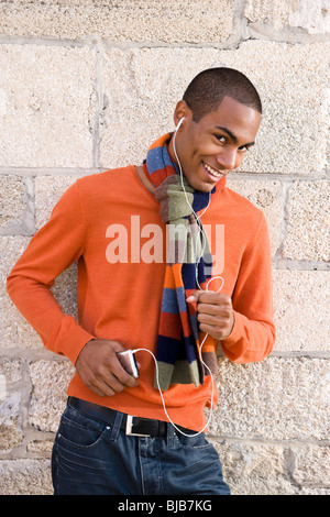 Beau jeune homme élégant d'écouter de la musique afro-américaine Banque D'Images