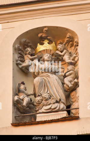 Statue de la Vierge Marie à l'église des Franciscains à Gniezno Wielkopolskie, Pologne, Banque D'Images