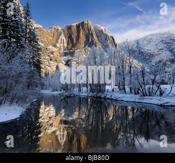 Réflexions du point de Yosemite et la partie supérieure de la chute de la rivière Merced avec des arbres couverts de neige Yosemite National Park California USA Banque D'Images