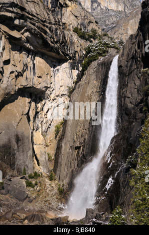 Les fractures de la roche à basse chute de Yosemite en hiver gorge après une chute de neige Yosemite National Park California USA Banque D'Images